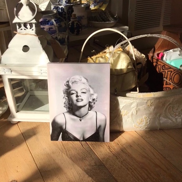 Glamorous house items - Picture 1 of 7